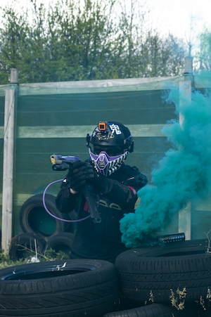 синяя дымовая граната начинает заслонять игроку целящийся пистолет