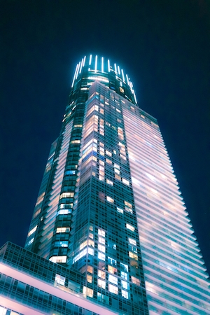 Здание "АУРА" в Торонто, вид снизу, небоскреб 
