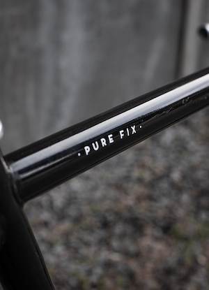 черная рама велосипеда с белой надписью "pure fix"