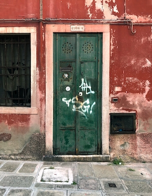 расписанная современной краской старинная мелёная дверь 