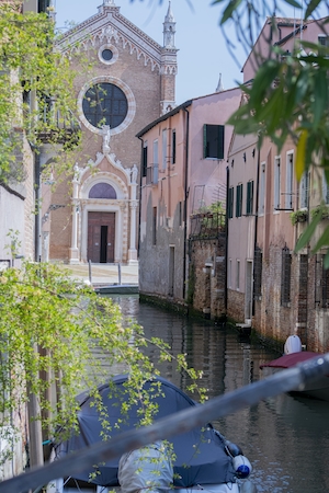 Канал в Венеции днем, здания на воде, лодка