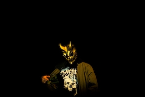 человек в маске в темноте