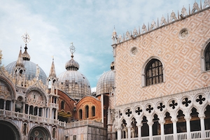 Комплекс соборов в Венеции днем, вид снизу