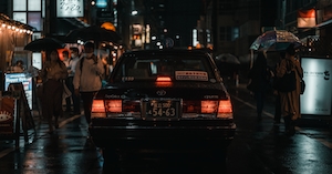 автомобиль в ночном городе 