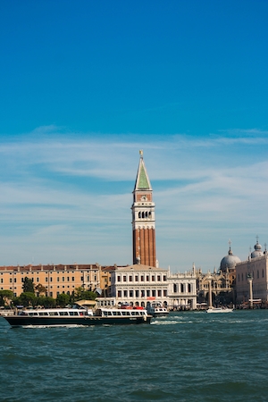 здание на воде в Венеции 