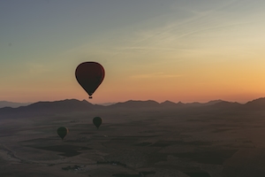 3 воздушных шара на восходе солнца в Маракеше