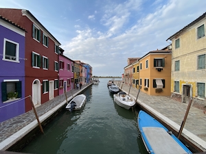 канал в Венеции с яркими фасадами здания 
